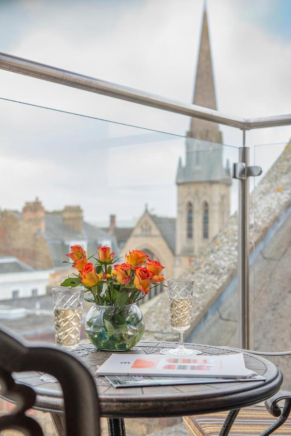 The George Street Hotel Oxford Dış mekan fotoğraf The view from the balcony of the 1001 Club