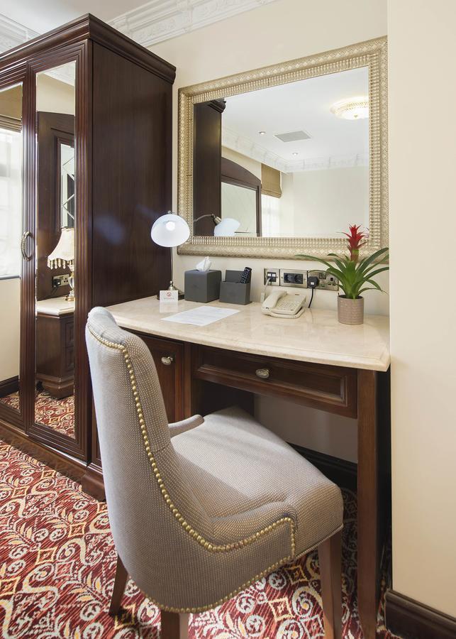 The George Street Hotel Oxford Dış mekan fotoğraf A dressing table