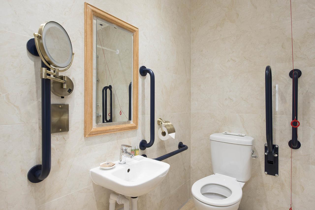 The George Street Hotel Oxford Dış mekan fotoğraf Disabled toilet with alarm