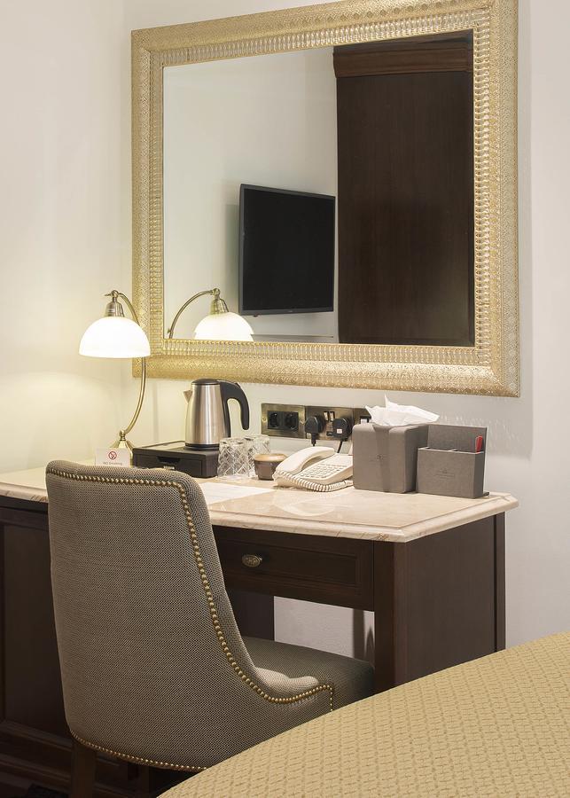 The George Street Hotel Oxford Dış mekan fotoğraf A hotel room desk with a telephone, a kettle, and a television