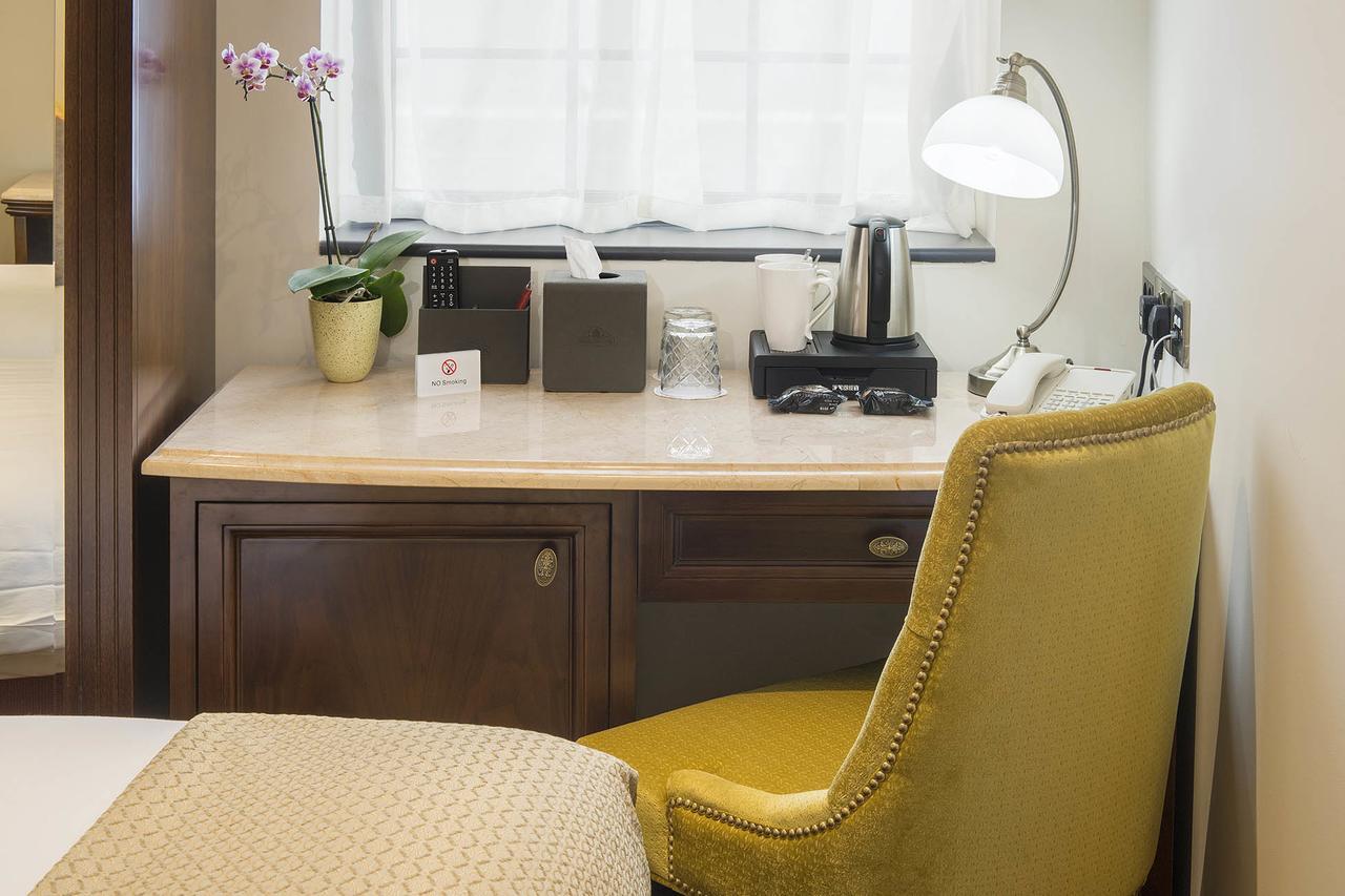 The George Street Hotel Oxford Dış mekan fotoğraf A desk with a built-in lamp