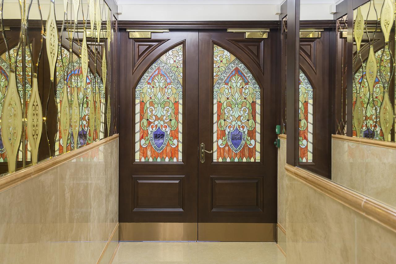The George Street Hotel Oxford Dış mekan fotoğraf The doors of the sanctuary