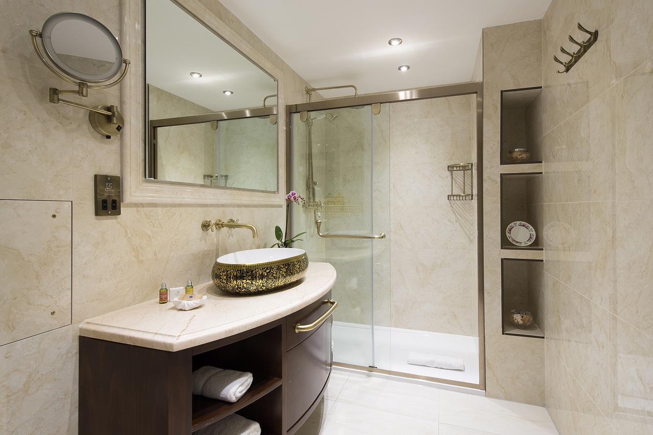 The George Street Hotel Oxford Dış mekan fotoğraf A bathroom with a shower enclosure