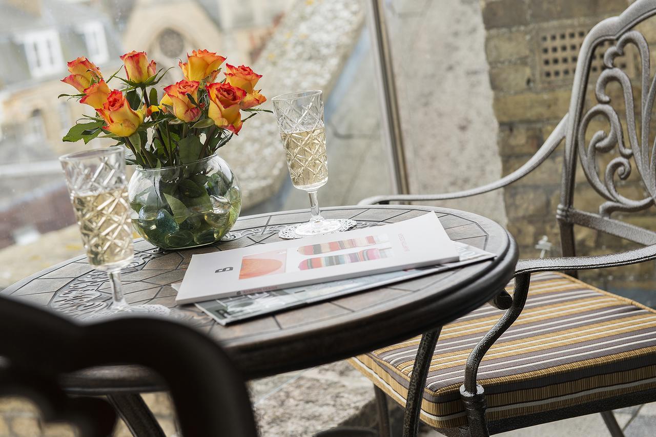 The George Street Hotel Oxford Dış mekan fotoğraf A bistro table in Paris