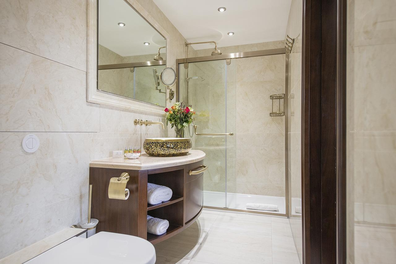 The George Street Hotel Oxford Dış mekan fotoğraf A bathroom in a hotel