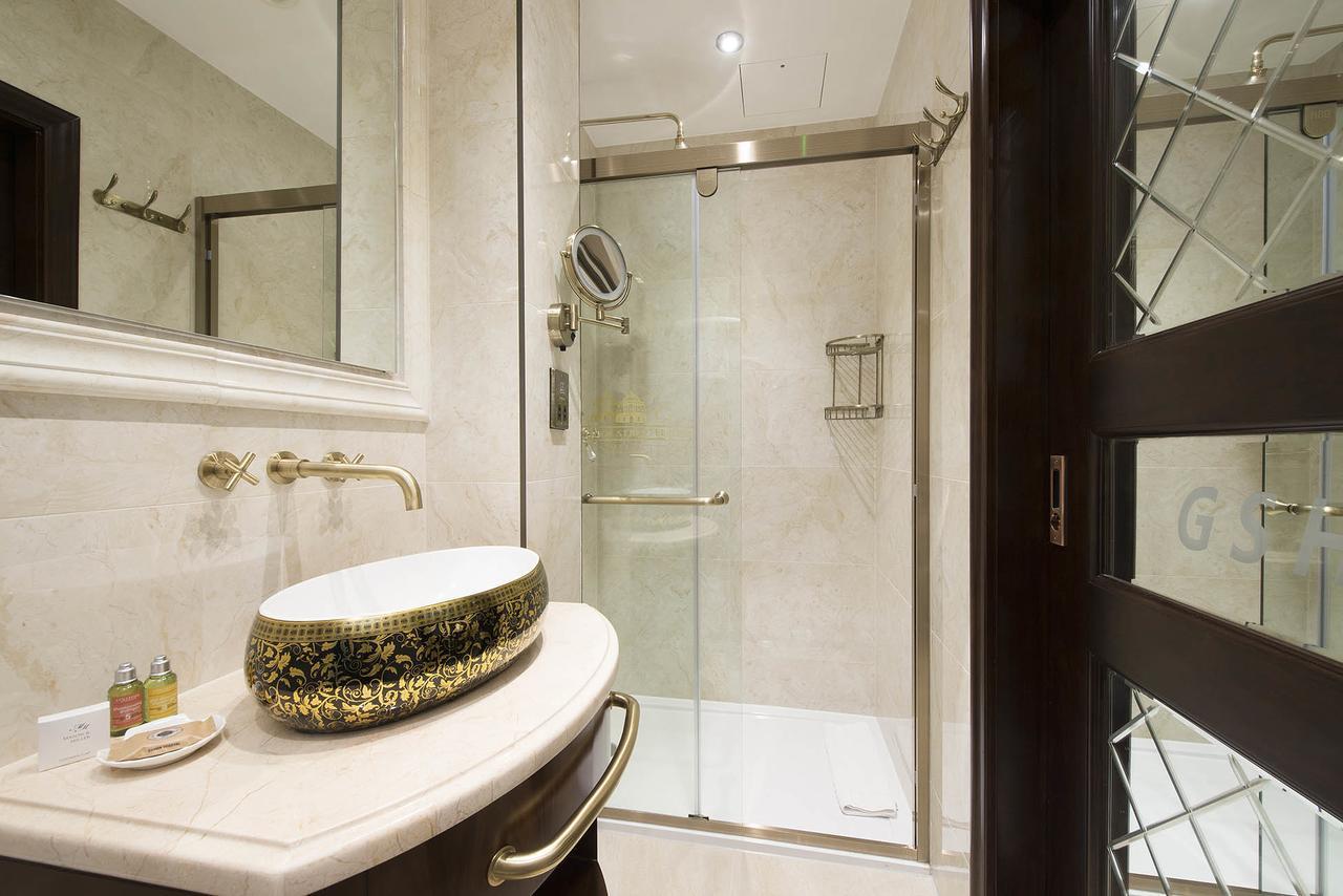 The George Street Hotel Oxford Dış mekan fotoğraf A shower enclosure